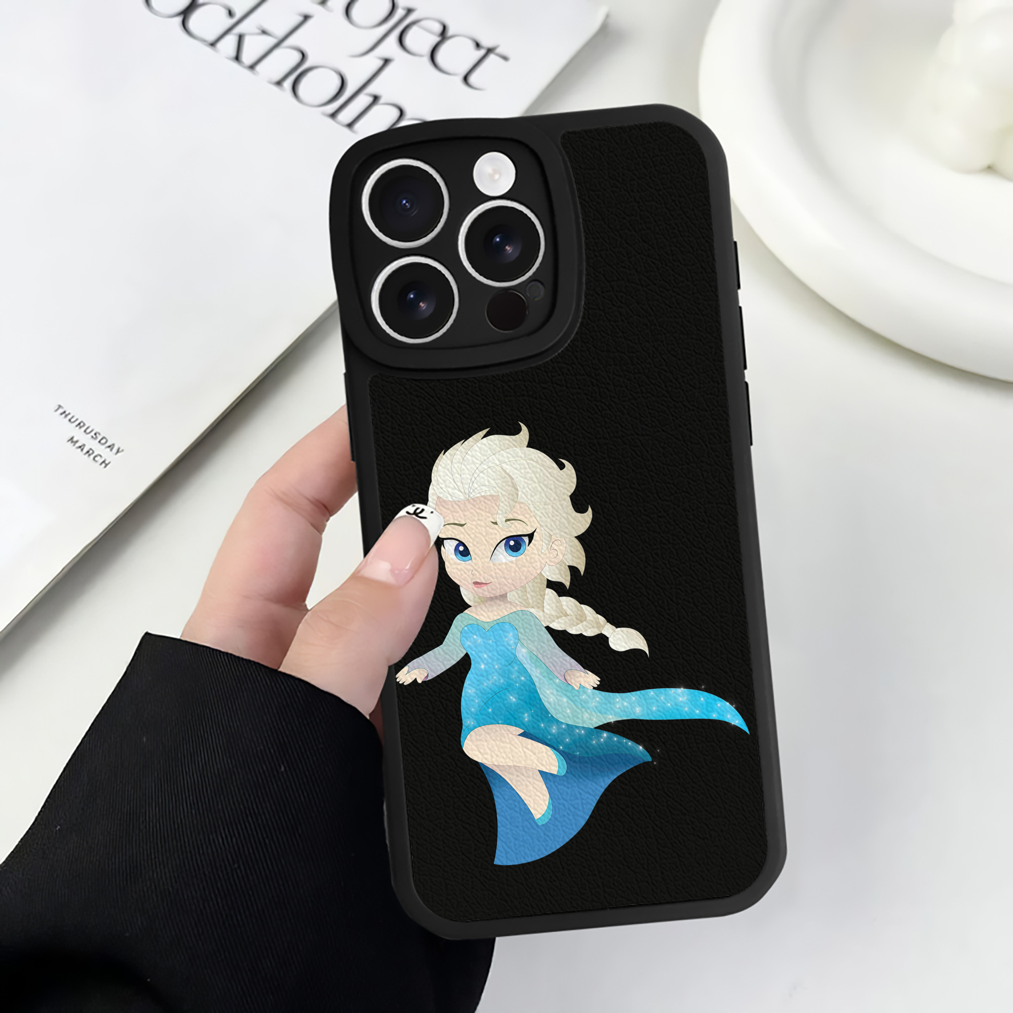 （画像用） アナと雪の女王 アンナ エルサ Frozen Anna Elsa 【iPhone 16シリーズ対応】シリコンスマホケース（レザー調） 材質：シリコン
